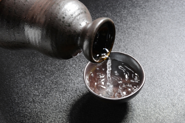 日本酒 熱燗を注ぐ